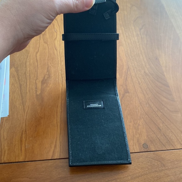 Burberry case - Picture 3 of 6